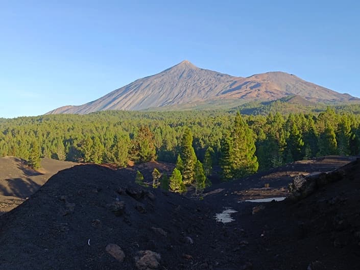 Колоссальная вершина Teide в закатных лучах