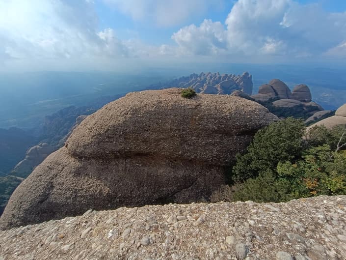 Вид на западную часть массива Montserrat