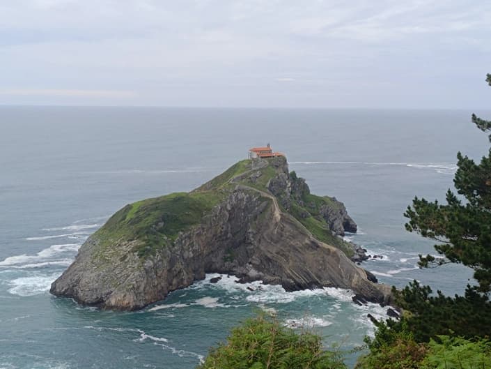 Вид на Gaztelugatxe