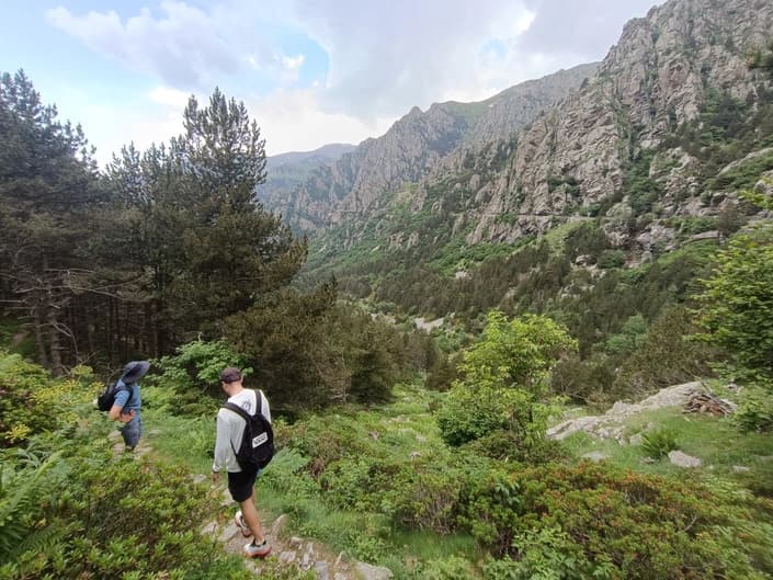 Cuesta abajo por el sendero a lo largo del cauce del Freser