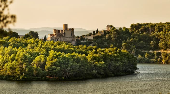 Замок Castellet в деревне L'Arboç